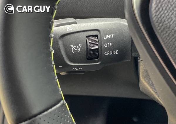 스티어링휠 뒷 편에 마련된 반자율 주행 버튼 뭉치