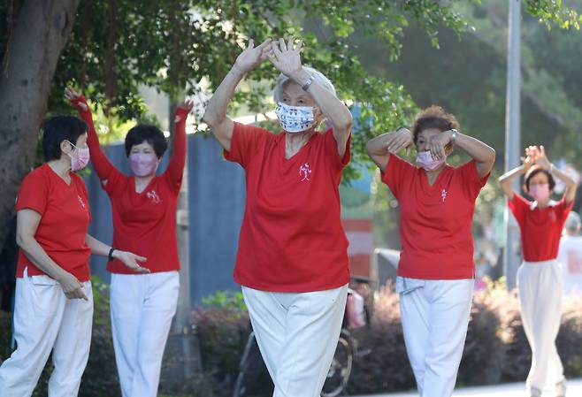 28일 대만 타이베이의 한 공원에서 마스크를 착용한 시민들이 아침 운동을 하고 있다. /연합뉴스