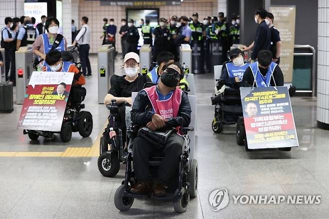 전국장애인차별철폐연대(전장연) 회원들이 28일 오전 서울 9호선 여의도역에서 출근길 지하철 탑승 시위를 벌이고 있다. ⓒ연합뉴스