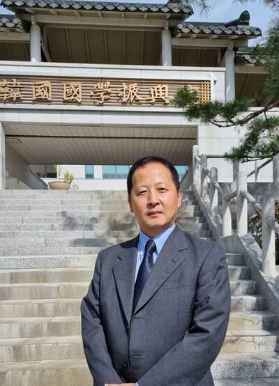 재일동포 사업가 김강원 대표가 28일 조선시대 백자도판 묘지(墓誌) 기증식에 참석하고자 경북 안동 한국국학진흥원을 찾았다. 국외소재문화재재단 제공