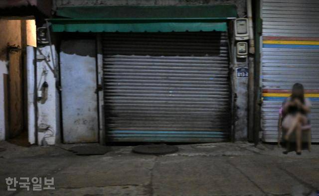 15일 서울 영등포구 타임스퀘어 인근 대로변에서 한 성매매 여성이 의자에 앉아 손님을 기다리고 있다. 서재훈 기자