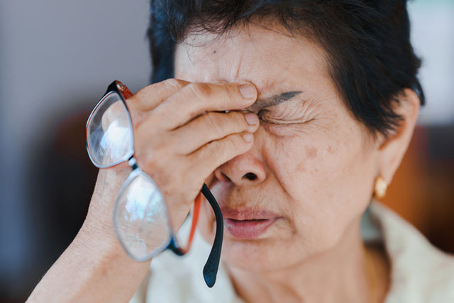 눈 비비는 습관은 안검염, 난시와 같은 질환을 유발하고 눈의 모양을 변형시킬 수 있다./사진=게티이미지뱅크
