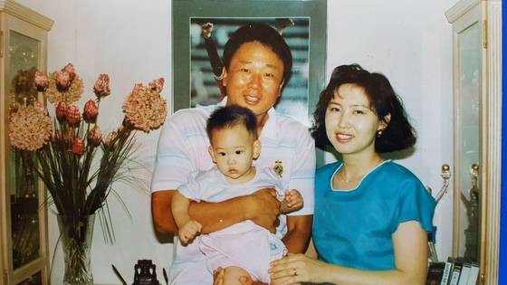 선동열 전 감독이 부인 김현미씨, 아들 선민우씨와 함께 찍은 가족 사진. 선수 시절 선동열 전 감독은 기자들이 집까지 찾아와 사진을 찍었다. 선동열 전 감독 제공