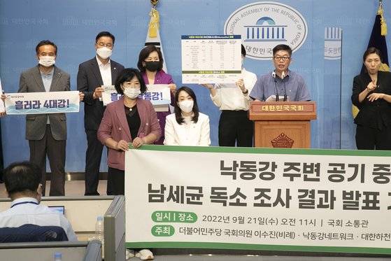 강호열 낙동강네트워크 공동대표가 지난 21일 오전 국회 소통관에서 열린 낙동강 주변 공기 중 남세균(녹조) 독소 조사 결과 발표 기자회견에서 발언하고 있다.   이날 회견에서는 낙동강에서 검출된 남세균 독소인 마이크로시스틴이 강물에서만이 아니라 낙동강 주변 공기에서도 에어로졸 형태로 확산하고 있는 것으로 밝혀졌다. 연합뉴스 [국회사진기자단]