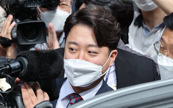 이준석 전 국민의힘 대표가 28일 서울 양천구 서울남부지방법원에서 열린 국민의힘 당헌 효력 정지 가처분 신청 사건 심문을 마친 뒤 차량에 탑승하고 있다. 국회사진기자단