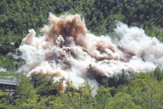 북한이 지난 5월 24일 함경북도 길주군 풍계리 핵실험장을 폭파 방식으로 폐기했다. 사진은 지휘소와 건설노동자 막사가 폭파되는 모습. 연합뉴스