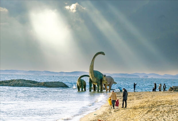 충남 보령 천북면 학성리 해변에 공룡 조형물이 설치돼 있다.  보령시 제공