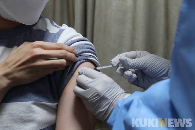 한 병원에서 시민들이 백신을 접종받고 있다.   쿠키뉴스 자료사진