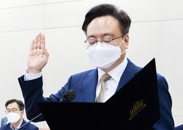 조규홍 보건복지부 장관 후보자가 27일 국회에서 열린 보건복지위원회 인사청문회에서 선서를 하고 있다. 앞서 정호영·김승희 후보자가 연이어 낙마하면서 복지부 장관 자리는 넉 달 넘게 공석인 상태다. 국회사진기자단