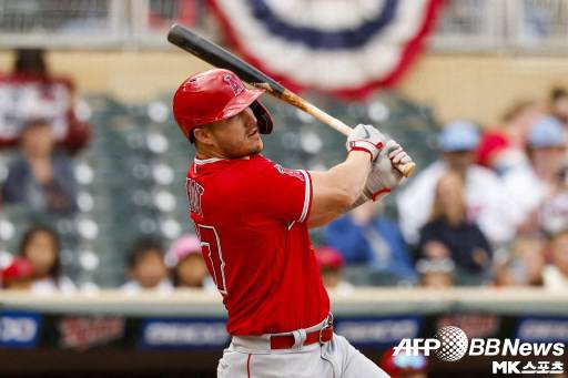 마이크 트라웃이 호텔앞에서 사인 요청을 무시하는 영상이 유포되 논란이 일었다. 사진=ⓒAFPBBNews = News1