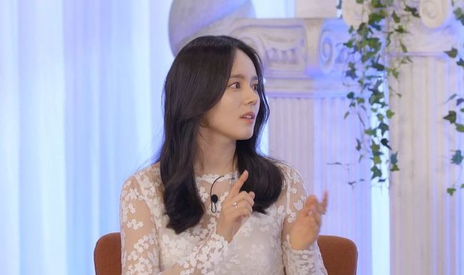 Han Ga-in reveals real mother and daughter chemistry with 7-year-old daughterHan Ga-in will serve as a viewer representative with Seol Min-Seok Kim Han Gemma as MC for MBNs new program Greek Roma Shinhwa - Personal Life of the Gods (hereinafter referred to as Grossin), which will be broadcast at 9:40 pm on October 1.In the first broadcast, Han Ga-in appears in the studio wearing a pure white dress, offering eye cleanup with visuals like Goddess.Han Ga-in, who greeted Seol Min-Seok, Kim Hun and Han Gemma, laughed, saying, I feel so good that I feel like a student.Han Gemma can not take his eyes off Han Ga-ins Goddess Beautiful looks, saying, I seem to have come to the temple.Everyone admits Goddess of Beauty Han Ga-in, but at home, the seven-year-old daughter and the Tudak Tudak street are ordinary real mother and daughter.In fact, Han Ga-in said, My daughter asked me where I am going because I am watching the grossin script.So I said, Mom is going to play Goddess today, and my daughter asked, So is my mother Aphrodite? So I said, Im going to play the role of Aphrodite And then my daughter said, Mom, your face is wrong to AphroditeHe said, Do not do Aphrodite, but keep the furnace by Goddess in the furnace. And the point blank of the daughter familiar with Shinhwa (?) is exposed to self.