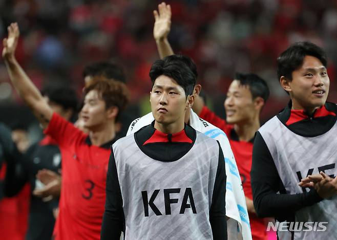 [서울=뉴시스] 조성우 기자 = 27일 오후 서울 마포구 서울월드컵경기장에서 열린 하나은행 초청 축구 국가대표 평가전 대한민국과 카메룬의 경기, 1-0으로 승리를 거둔 한국 이강인이 그라운드에 나와 팬들에게 인사하고 있다.    2022.09.27. xconfind@newsis.com