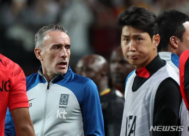 [서울=뉴시스] 백동현 기자 = 27일 오후 서울 마포구 서울월드컵경기장에서 열린 하나은행 초청 축구 국가대표 평가전 대한민국과 카메룬의 경기 종료 후 이강인이 아쉬운 표정을 짓고 있다. 2022.09.27. livertrent@newsis.com