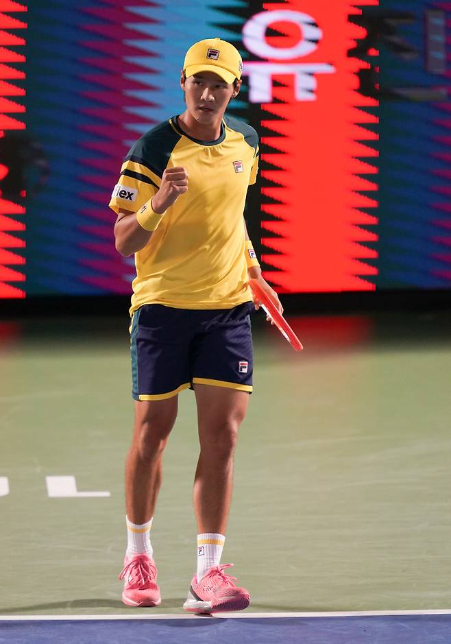 [서울=뉴시스] 조수정 기자 = 한국 테니스 권순우(121위)가 27일 서울 송파구 올림픽공원 테니스코트에서 열린 2022 코리아오픈 남자 단식 1회전(32강)에서 정윤성(426위)을 상대로 경기, 포인트를 잡으며 주먹을 불끈 쥐고 있다. 권순우는 세트스코어 2-1로 정윤성을 이기고 16강에 진출을 확정했다. (사진= 유진투자증권 코리아오픈 대회 조직위원회 제공) 2022.09.27. photo@newsis.com *재판매 및 DB 금지