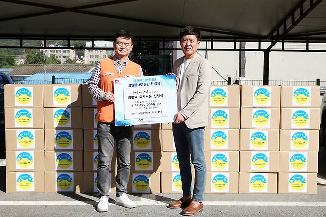 [서울=뉴시스] NHN은 임직원 대상의 사내 노후 자산 경매 수익금을 활용해 성남시 자원봉사센터에 어린이 도서를 기부했다고 28일 밝혔다.(사진=NHN 제공).2022.09.28 *재판매 및 DB 금지