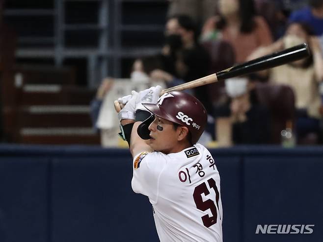 [서울=뉴시스] 조수정 기자 = 31일 오후 서울 구로구 고척스카이돔에서 2022 KBO리그 롯데 자이언츠와 키움 히어로즈 경기, 3회말 1사 만루 키움 이정후가 3-3 동점을 만드는 3타점 적시타를 날리고 있다. 2022.08.31. chocrystal@newsis.com
