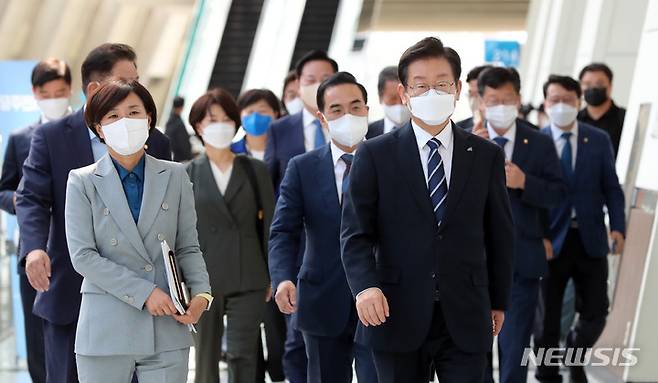 [부산=뉴시스] 하경민 기자=지난 21일 더불어민주당 이재명 대표와 박홍근 원내대표 등 지도부가 부산 해운대구 벡스코에서 열린 부산·울산·경남 예산정책협의회에 참석하기 위해 이동하고 있다. 2022.09.21. yulnetphoto@newsis.com