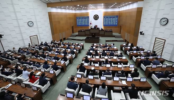 [서울=뉴시스] 조수정 기자 = 28일 오후 서울 중구 서울시의회 본회의장에서 서울시의회 제314회 임시회 제5차 본회의가 열리고 있다. 2022.09.28. chocrystal@newsis.com