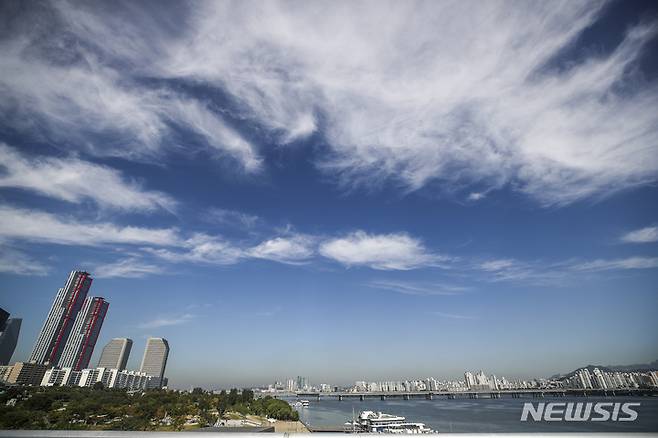 [서울=뉴시스] 정병혁 기자 = 맑은 날씨를 보인 지난 27일 오전 서울 여의도에 파란 하늘이 펼쳐져 있다. 2022.09.27. jhope@newsis.com
