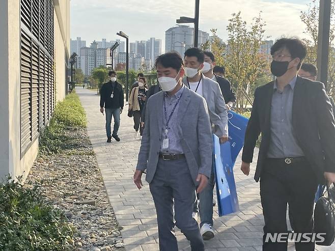 [대전=뉴시스] 김도현 기자 = 28일 오후 4시 50분께 대전경찰청 수사본부 직원 11명이 대전 현대 프리미엄 아웃렛 대전점을 대상으로 압수수색 영장을 집행하기 위해 사무실로 들어가고 있다. 2022.09.28. photo@newsis.com