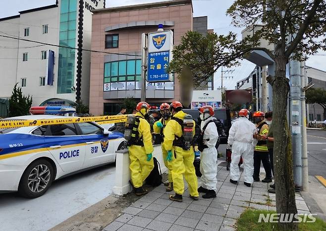 [제주=뉴시스] 28일 오후 제주 함덕파출소에서 탄저균 의심 우편물 신고가 접수돼 군, 소방당국이 조사에 나서고 있다. 시료 분석 결과 탄저균은 없는 것으로 확인됐다. 2022.09.28. oyj4343@newsis.com