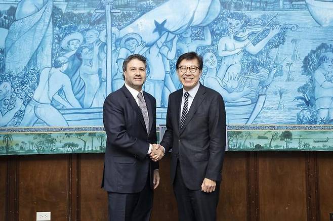 [부산=뉴시스] 중남미를 방문 중인 박형준 부산시장(오른쪽)이 27일(현지시간) 파나마 대통령실에서 호세 알레한드로 로하스 투자고문장관을 만나 악수하고 있다.(사진=부산시 제공) *재판매 및 DB 금지