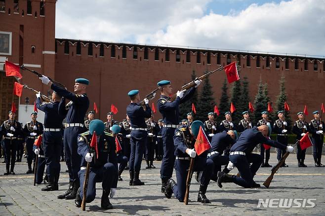 [모스크바=AP/뉴시스] 2일(현지시간) 러시아 모스크바의 붉은광장에서 공수부대의 날 기념행사가 열려 공수부대원들이 러시아군의 상징이 된 'Z' 대열을 갖추고 있다. 2일은 러시아 공수부대 창설 92주년이 되는 날이다. 2022.08.03.