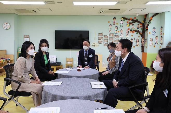 윤석열 대통령이 27일 세종시 도담동 아이누리 어린이집을 방문, 영유아 가족 및 보육종사자들과 간담회를 하고 있다. 대통령실 제공