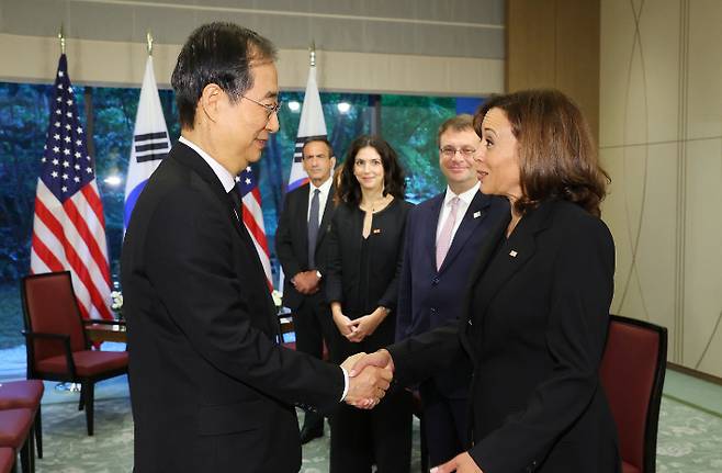 카멀라 해리스 미국 부통령과 악수하는 한덕수 총리. 총리실 제공