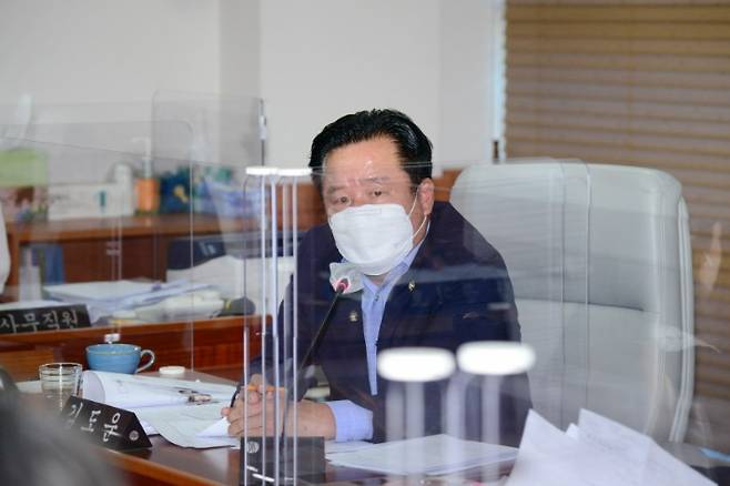 국민의힘 김도운 중구의원이 공식 회의석상에서 욕설을 해 물의를 빚고 있다. 울산광역시 중구의회 제공