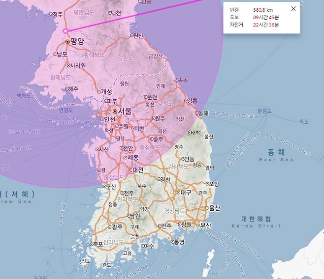 북한이 28일 오후 미사일을 발사했을 때 탐지된 비행거리인 반경 360km를 가지고 순안국제공항에서 지도에 그려 본 범위. 강릉과 동해, 속초 앞바다까지는 닿지만 훈련 중인 해군 전력은 문제의 원 안엔 없는 것으로 전해졌다. 카카오맵 캡처