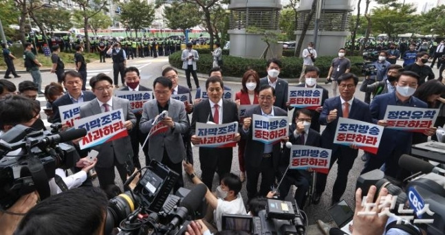 국민의힘 권성동 전 원내대표, 박대출 MBC 편파방송조작 진상규명위원장, 박성중 과학기술정보방송통신위원회 간사 등 의원들이 28일 서울 마포구 MBC문화방송 본사를 윤석열 대통령 해외 순방 보도와 관련해 항의 방문해 기자회견 중 구호를 외치고 있다. 국회사진기자단