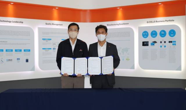 22일 한화큐셀 진천공장에서 열린 협약식에서 김은식(왼쪽) 한화큐셀 아시아제조본부장과 김영문 한국동서발전 사장이 기념촬영을 하고 있다. 사진제공=한화큐셀