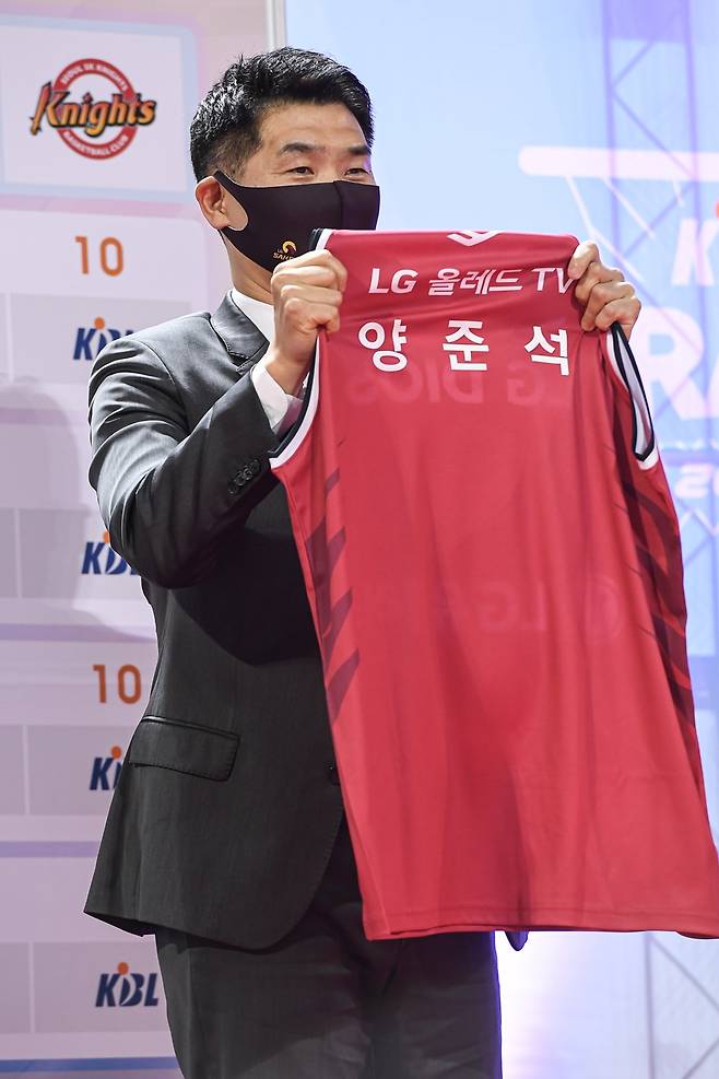 ▲ 창원 LG 조상현 감독이 미리 준비한 양준석의 유니폼을 들어 올리고 있다 ⓒ KBL