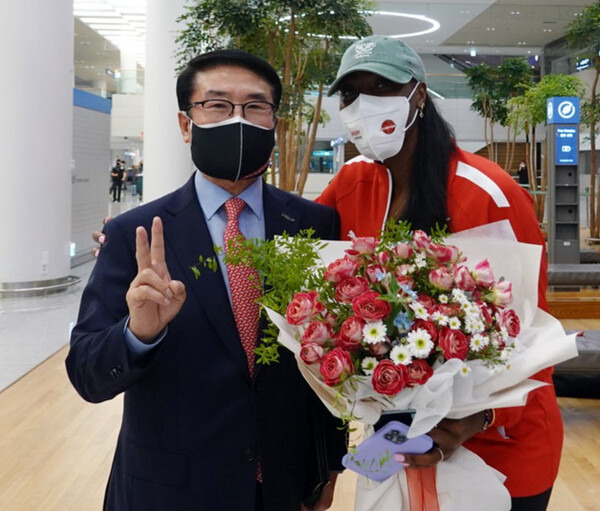 인천공항 입국장에 마중 나간 김형실감독과 입국한 니아 리드.