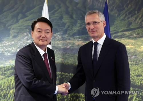 나토 사무총장과 악수하는 윤석열 대통령 북대서양조약기구(NATO·나토) 정상회의 참석차 스페인 마드리드를 방문한 윤석열 대통령이 6월 30일(현지시간) 마드리드 이페마 컨벤션센터에서 옌스 스톨텐베르그 나토 사무총장과 면담에 앞서 악수하고 있다. [연합뉴스 자료사진] (끝)