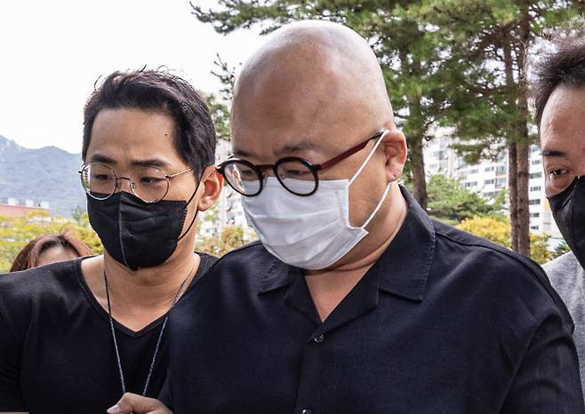 마약 투약 혐의를 받는 유명 작곡가겸 사업가인 돈스파이크(본명 김민수)가 28일 오전 구속 전 피의자 심문(영장실질심사)을 받기 위해 서울 도봉구 서울북부지법에 출두하고 있다. (사진=연합뉴스)