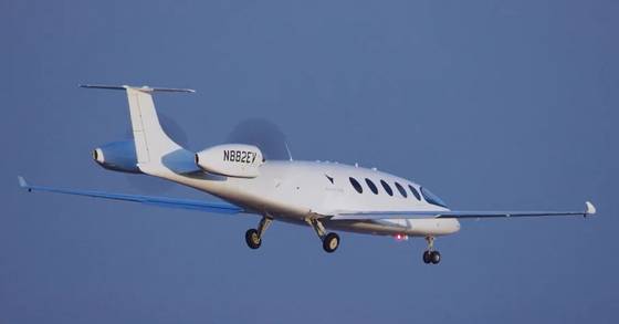 이스라엘 항공 스타트업 이비에이션 에어크래프트가 만든 순수 전기 동력 여객기 '앨리스(Alice)'는 현지시간 27일 미국 워싱턴주 그랜트 카운티 국제공항을 이륙해 성공적으로 첫 비행을 마쳤다고 CNN비즈니스가 보도했다. 〈사진=이비에이션 에어크래프트 트위터 영상 캡처〉