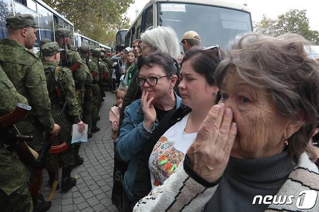 27일(현지시간) 크름반도 세바스토폴에서 블라디미르 푸틴 러시아 대통령의 부분 동원령에 따라 징집된 예비군들이 작별식에서 주민들이 울먹이고 있다. ⓒ AFP=뉴스1 ⓒ News1 우동명 기자