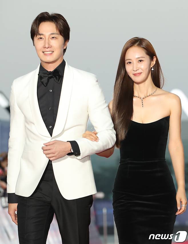 배우 정일우, 권유리(오른쪽)가 29일 오후 경기도 고양시 일산 킨텍스에서 열린 ‘2022 APAN STAR AWARDS’에서 팔짱을 끼고 레드카펫을 밟고 있다. ⓒ News1 권현진 기자