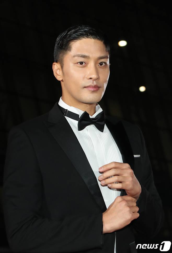 배우 성훈이 29일 오후 경기도 고양시 일산 킨텍스에서 열린 ‘2022 APAN STAR AWARDS’에서 레드카펫을 밟고 있다. ⓒ News1 권현진 기자