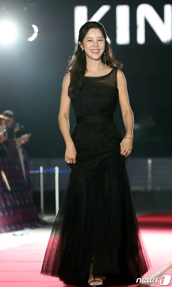 배우 손성윤이 29일 오후 경기도 고양시 일산 킨텍스에서 열린 ‘2022 APAN STAR AWARDS’에 참석해 레드카펫을 밟고 있다. ⓒ News1 권현진 기자