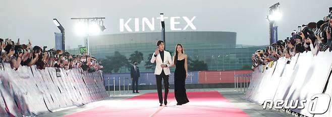 MC를 맡은 배우 정일우, 유리(오른쪽)가 29일 오후 경기도 고양시 일산 킨텍스에서 열린 ‘2022 APAN STAR AWARDS’에서 팔짱을 끼고 레드카펫을 밟고 있다.  ⓒ News1 권현진 기자