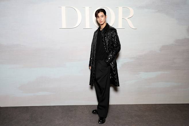 사진 : 프랑스 럭셔리 브랜드 디올(Dior), 프랑스 파리 튈르리 정원 '2023 봄-여름 레디-투-웨어 패션쇼' 아스트로 차은우 ⓒDior
