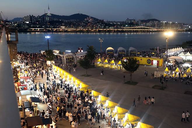 코로나 이후 3년 만에 문을 연 한강달빛야시장에는 매일 4만~5만명씩 사람이 몰리고 있다. /뉴스1