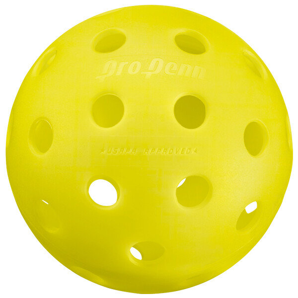 플라스틱 재질에 구멍이 뚫린 피클볼 경기용 공.