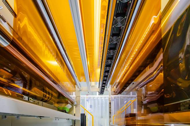 PI첨단소재 구미공장 PI필름 생산라인.