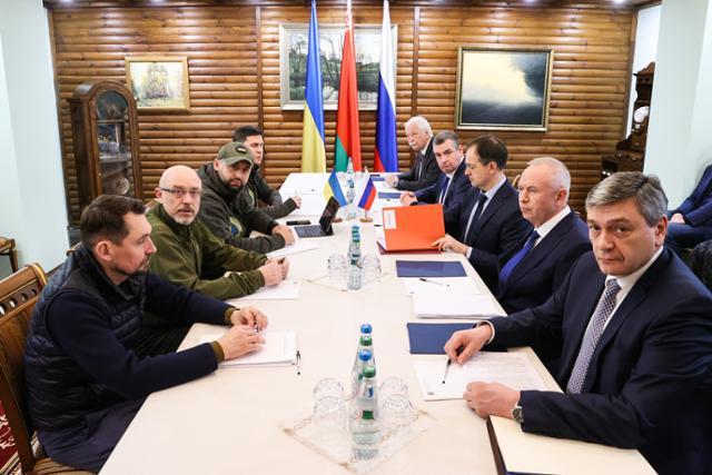 우크라이나 정부 대표 협상단과 러시아 대표 협상단이 3월 3일 벨라루스 브레스트 지역에서 평화협상을 하고 있다. 브레스트=로이터 연합뉴스
