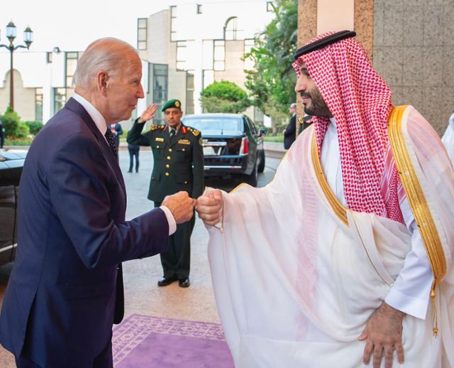 올 7월 사우디를 방문한 조 바이든(왼쪽) 미국 대통령이 사우디아라비아 제다 알 살람 왕궁에서 무함마드 빈 살만 알사우드 왕세자와 주먹 인사를 하는 모습. 제다=UPI 연합뉴스