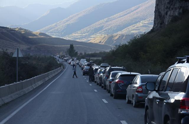 27일(현지시간) 조지아에 접한 러시아 북오세티야공화국 블라디캅카즈에 차량이 줄지어 서 있다. 러시아 당국에 따르면 지난 17~26일 러시아 시민 약 7만8,000명이 조지아로 출국했다가 이 중 6만2,000명이 귀국했다. 북오세티야공화국은 지난 21일 블라디미르 푸틴 러시아 대통령이 예비군 부분 동원령을 내린 이후 공화국에 거주하지 않는 시민 소유 차량의 공화국 진입을 제한하는 계획을 검토하고 있다. 타스=연합뉴스